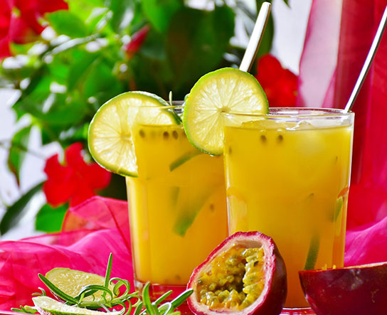 Erfrischende Cocktails mit Maracuja und Limette zur Eröffnung der Bademodensaison am 24. und 25. Mai.